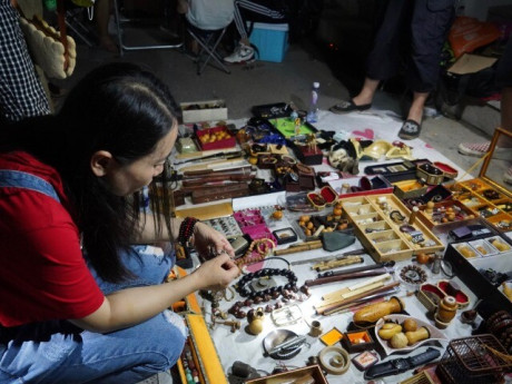 Giữa lòng thành phố hiện đại bậc nhất thế giới sót lại một khu "chợ ma", khách phải mua bán trong đêm tối