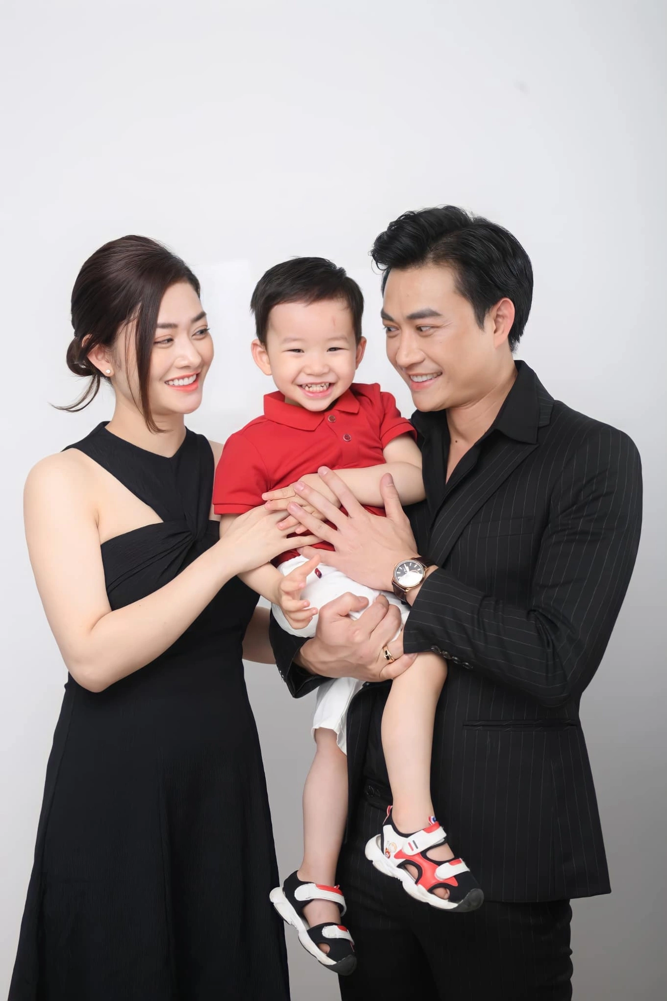 Hai vợ chồng nhà Tiến Lộc bên bé Conan - năm nay 6 tuổi.