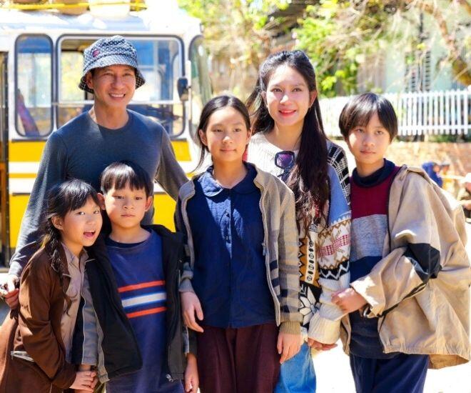 Bốn bạn nhỏ với tên thân mật Rio, Cherry, Sunny và Mio từng thử sức ở những vai quần chúng không thoại cho tới vai phụ