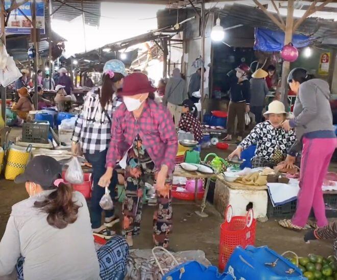 Mách bạn khu chợ ít người biết ở Phú Yên nhưng bán hải sản cực nhiều và siêu rẻ, đảm bảo đến là amp;#34;chết mêamp;#34; - 1