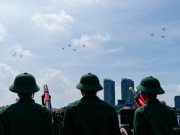 Bầu trời TP.HCM những ngày này: Khung cảnh máy bay diễn tập hùng tráng và mãn nhãn, ngập tràn cảm xúc