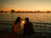 Lifestyle - Đến hẹn lại lên, người dân Thủ đô Hà Nội đổ xô đi ngắm cảnh hoàng hôn "triệu đô" ở Hồ Tây