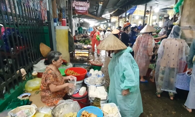 Ngôi chợ gắn liền với địa danh nổi tiếng bậc nhất xứ Huế, nay là amp;#34;thiên đườngamp;#34; ẩm thực siêu hấp dẫn du khách - 4