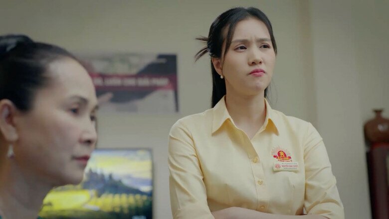 Trong mỗi phân đoạn xuất hiện cùng sếp Hà, Tuyết đều dùng chất giọng “ngọt như mía lùi” để nịnh nọt bà, cùng lúc đó, mách lẻo, đâm chọt Phong.
