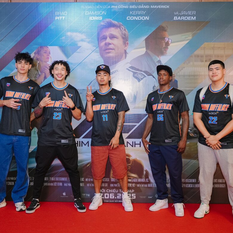 Các VĐV của đội bóng rổ Hanoi Buffaloes cũng đến với sự kiện ra mắt bộ phim tại Hà Nội