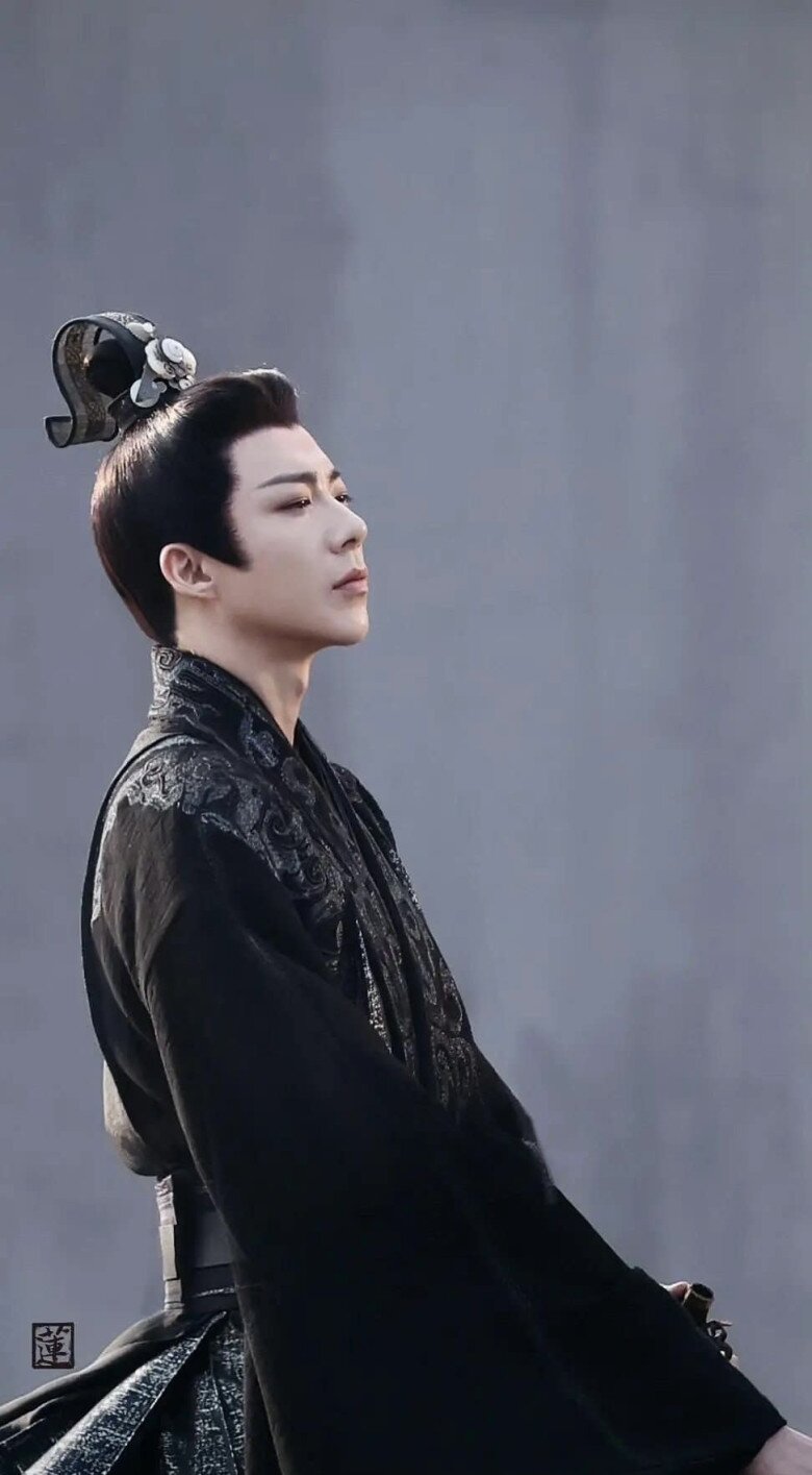 Nguỵ Thiệu hiện lên với vẻ ngoài lạnh lùng, chuẩn nam tính gây ấn tượng mạnh mẽ.