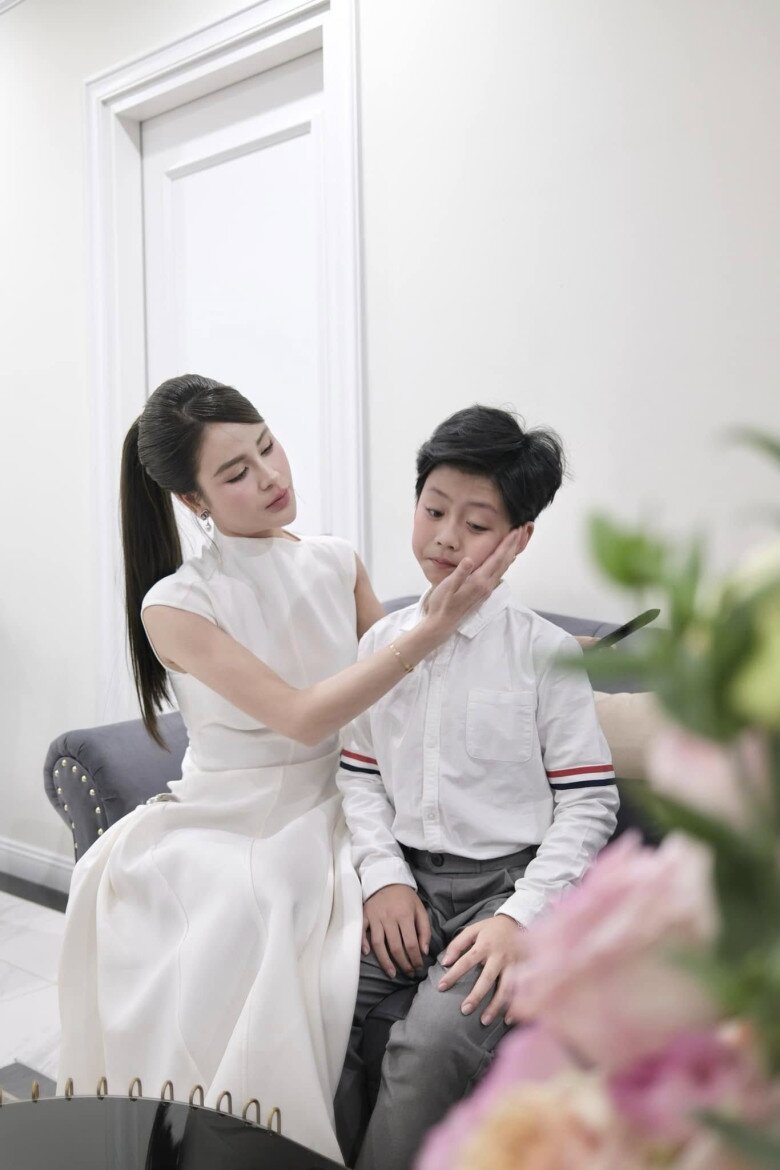 Lương Thu Trang chia sẻ, đặc thù nghề diễn viên khiến cô phải đánh đổi thời gian dành cho con.