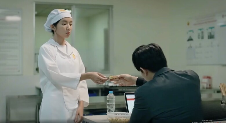 Phân cảnh “dầu mỡ” của B Trần trong vai Phong cũng khiến khán giả không mấy hài lòng.