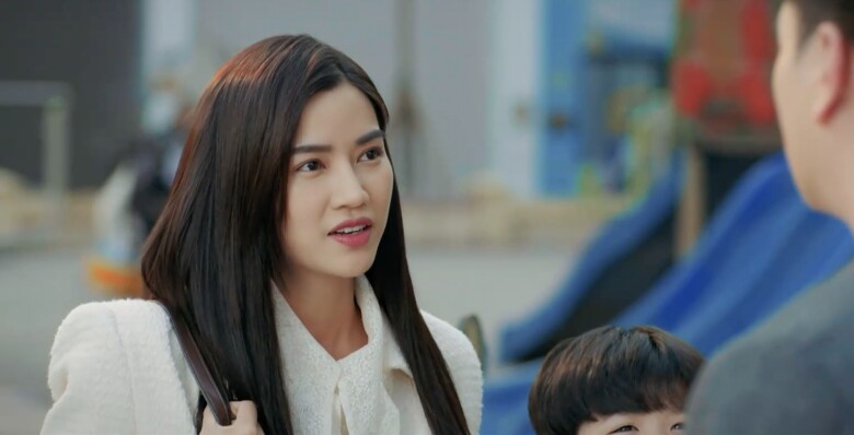 Oanh (do Anh Đào thủ vai) là bà mẹ đơn thân có cuộc sống bận rộn với chuyện cơm áo gạo tiền.