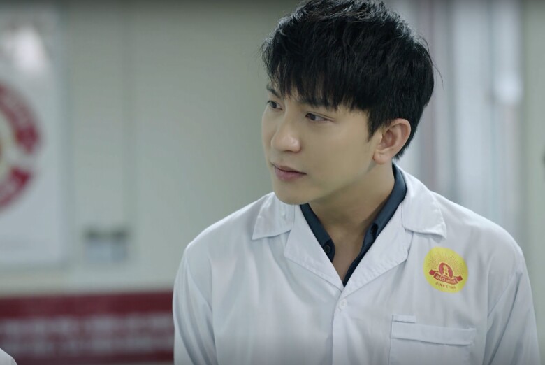 Với ngoại hình điển trai đậm chất tổng tài, B Trần dễ dàng vào vai chàng giám đốc trẻ của công ty bánh kẹo Bảo Minh.