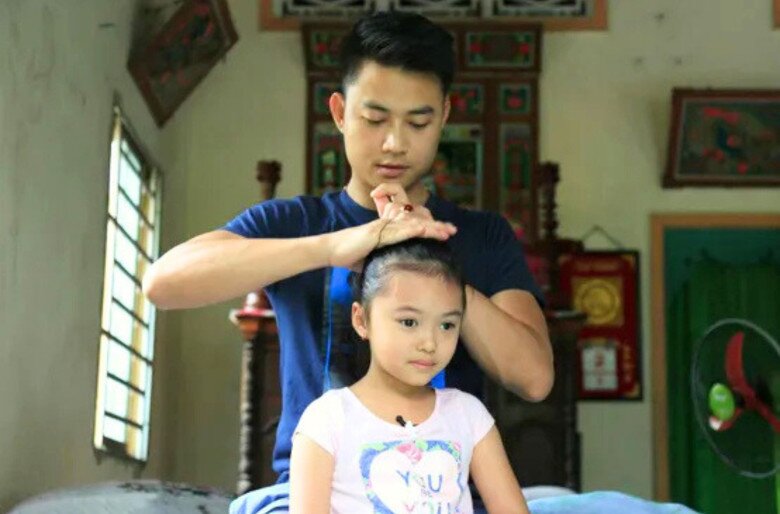 Hai bố con Tiến Lộc - Kitty trong chương trình Bố Ơi Mình Đi Đâu Thế? năm 2017.