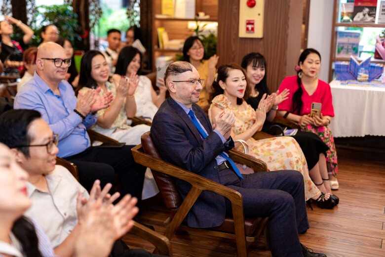 Sự kiện ra mắt 2 cuốn sách mới tại Hà Nội của Tina nhận được đông đảo sự chú ý của những người đam mê chủ nghĩa “xê dịch”.