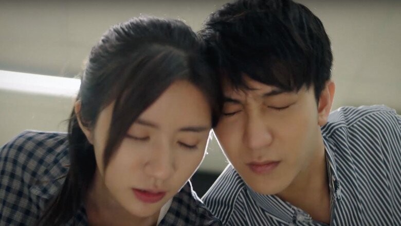 Ngay cả những phân cảnh tình cảm với nữ chính Xuân cũng khá khiên cưỡng, nhạt nhẽo.