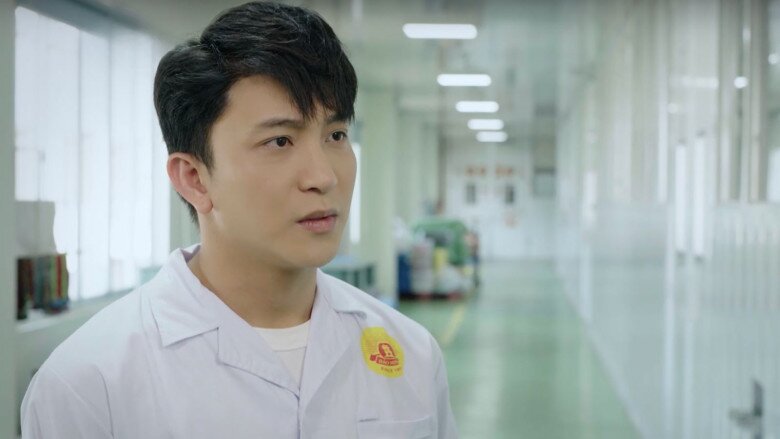 Phong yêu cầu Bắc viết giấy xác nhận chuyện ngộ độc không liên quan đến sản phẩm bánh đang thử nghiệm.