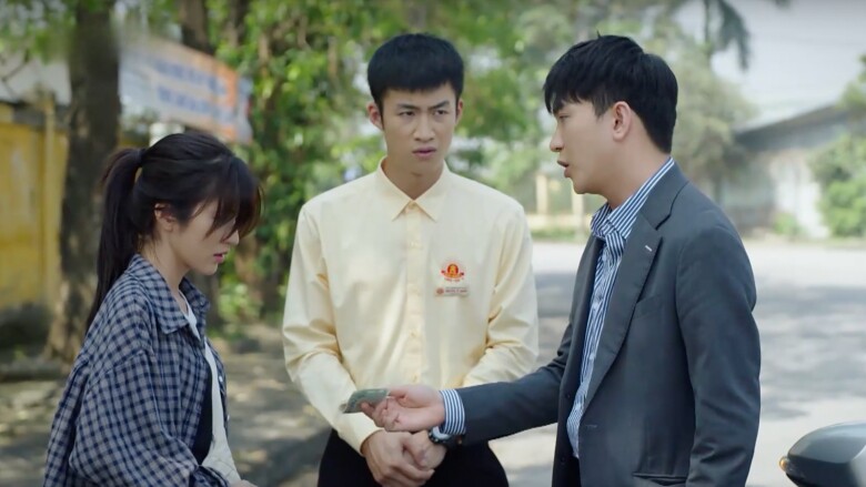 Phong khiến khán giả khó chịu khi cho rằng chỉ cần đưa tiền cho Xuân là có thể giải quyết vấn đề.