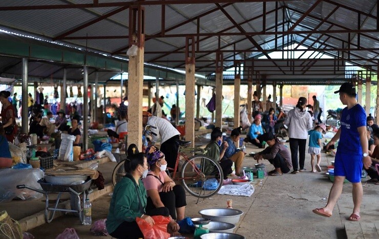 Về Sơn La ghé phiên chợ kỳ lạ bậc nhất: Chỉ họp 4 tiếng/ngày mà bán hết veo nhờ một loại hàng - 1