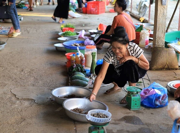Về Sơn La ghé phiên chợ kỳ lạ bậc nhất: Chỉ họp 4 tiếng/ngày mà bán hết veo nhờ một loại hàng - 4