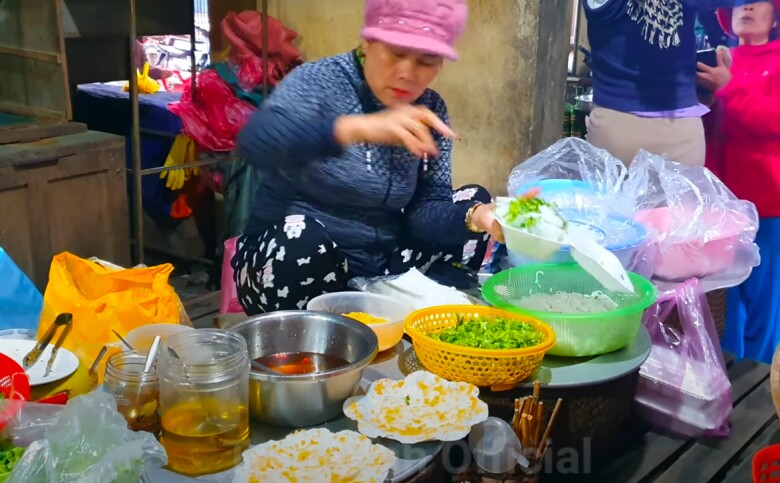 Chợ quê giữa lòng xứ Huế hút khách nhờ giá cực rẻ: Có đến 3 phiên chợ một ngày, bán đủ thứ bạn cần - 3