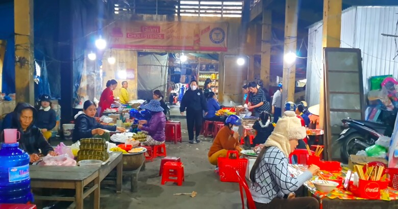 Chợ quê giữa lòng xứ Huế hút khách nhờ giá cực rẻ: Có đến 3 phiên chợ một ngày, bán đủ thứ bạn cần - 4