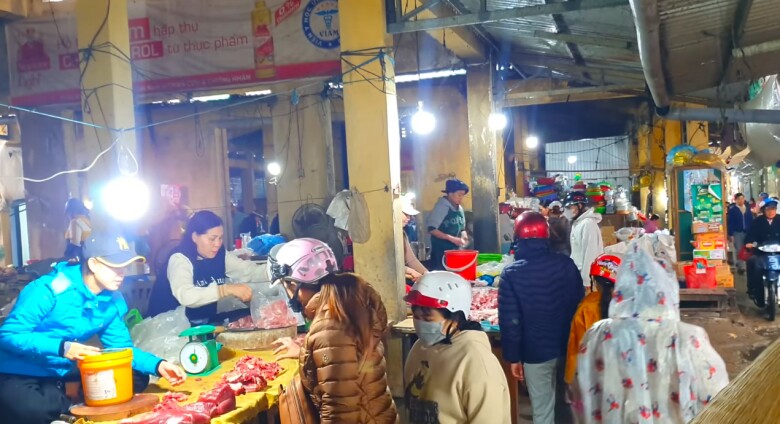 Chợ quê giữa lòng xứ Huế hút khách nhờ giá cực rẻ: Có đến 3 phiên chợ một ngày, bán đủ thứ bạn cần - 2