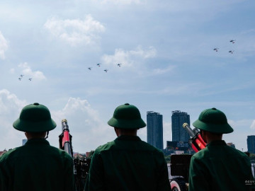 Bầu trời TP.HCM những ngày này: Khung cảnh máy bay diễn tập hùng tráng và mãn nhãn, ngập tràn cảm xúc
