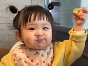 Yêu con - Những khoảnh khắc đáng yêu và siêu hài của các "búp măng non" khi ăn trái cây
