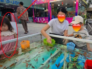 Yêu con - Bà mẹ đưa con đi khu vui chơi, về nhà xem ảnh giật mình vì vô tình ngồi cạnh "Em bé nổi tiếng nhất MXH Việt Nam"