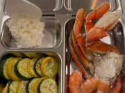 Yêu con - Loạt ảnh bữa trưa của một bé gái ở trường tiểu học khiến các mẹ bỉm “chỉ biết ước”