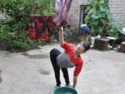 Yêu con - Cãi lời bác sĩ, "cô gái bò" quyết sinh con cùng chồng 50 tuổi, 2 đứa trẻ chào đời ai cũng tò mò