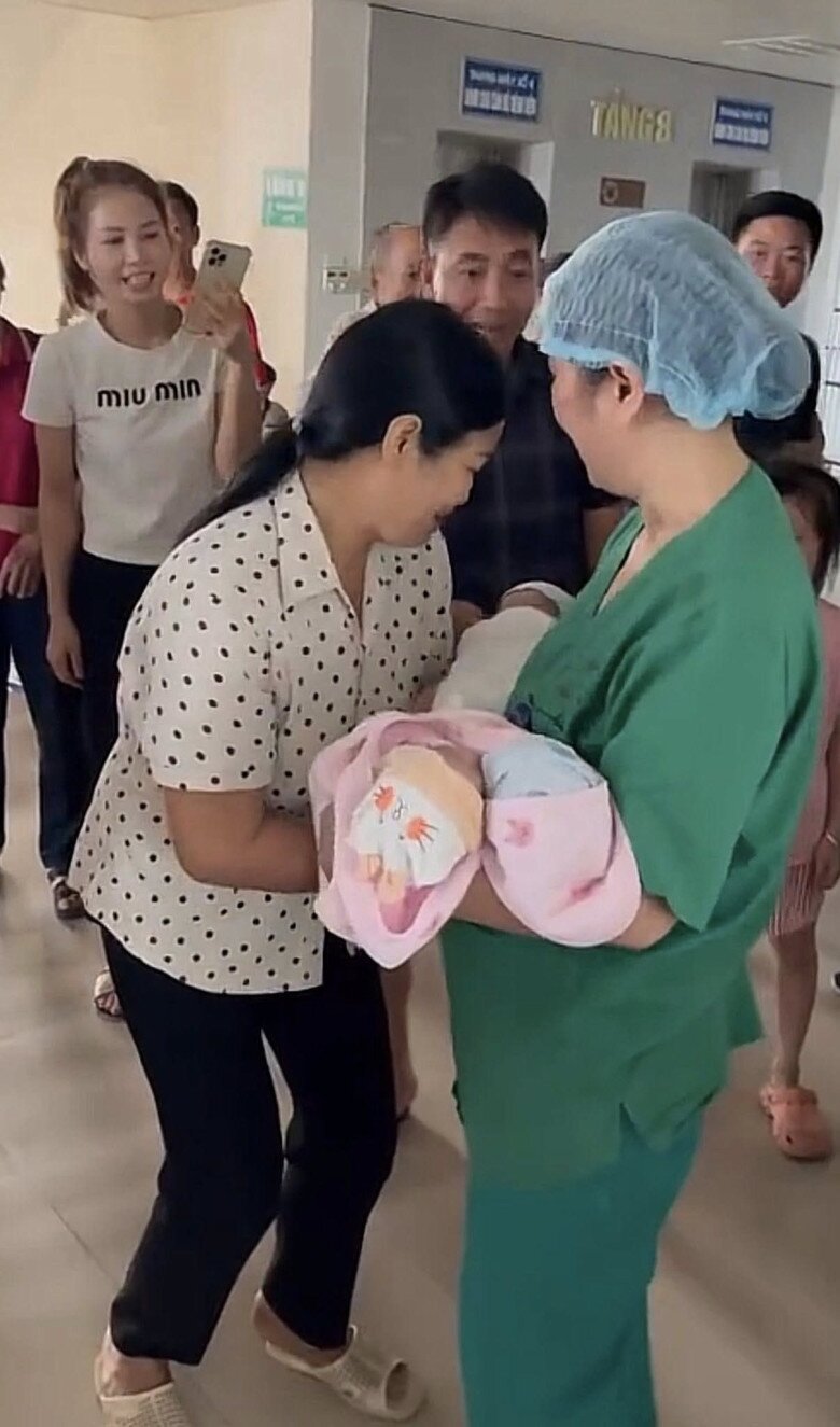 Làm thụ tinh nhân tạo, sản phụ Bắc Giang như amp;#34;trúng độc đắcamp;#34; khi sinh tới 3 bé, gia đình có tổng cộng 6 con đủ nếp đủ tẻ - 2