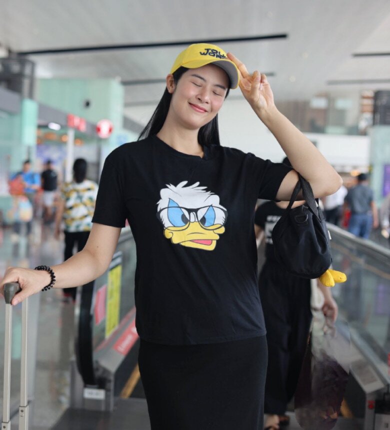 Ngọc Hân giữ được vóc dáng gọn gàng, trạng thái rạng rỡ trong thai kỳ.
