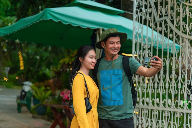 Vợ chồng Tiết Cương quấn quýt bên nhau.