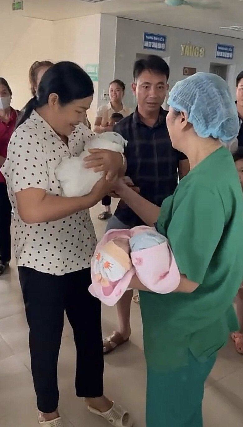 Gia đình chị N. đón 3 bé sơ sinh từ tay y tá.