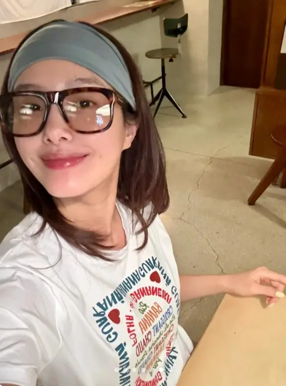 Mặt mộc không tỳ vết của bà bầu 9X.