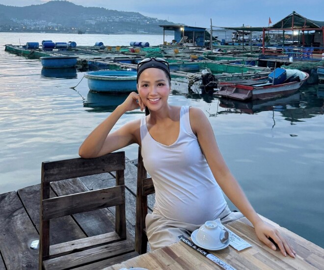 HHen Niê tranh thủ đi chơi khi không có lịch làm việc.