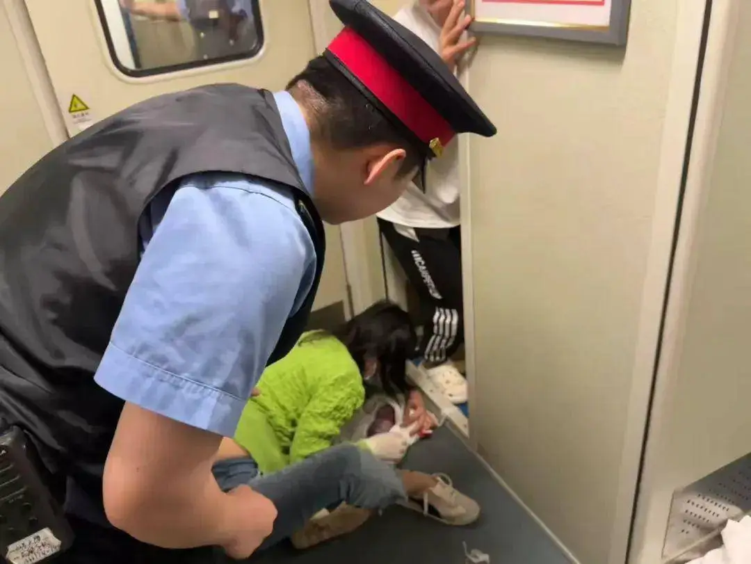 Nữ y tá sơ cứu cho đứa trẻ.