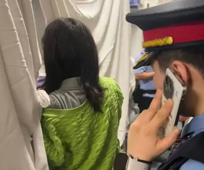 Hành khách (áo xanh lá) đến hỗ trợ bà bầu.