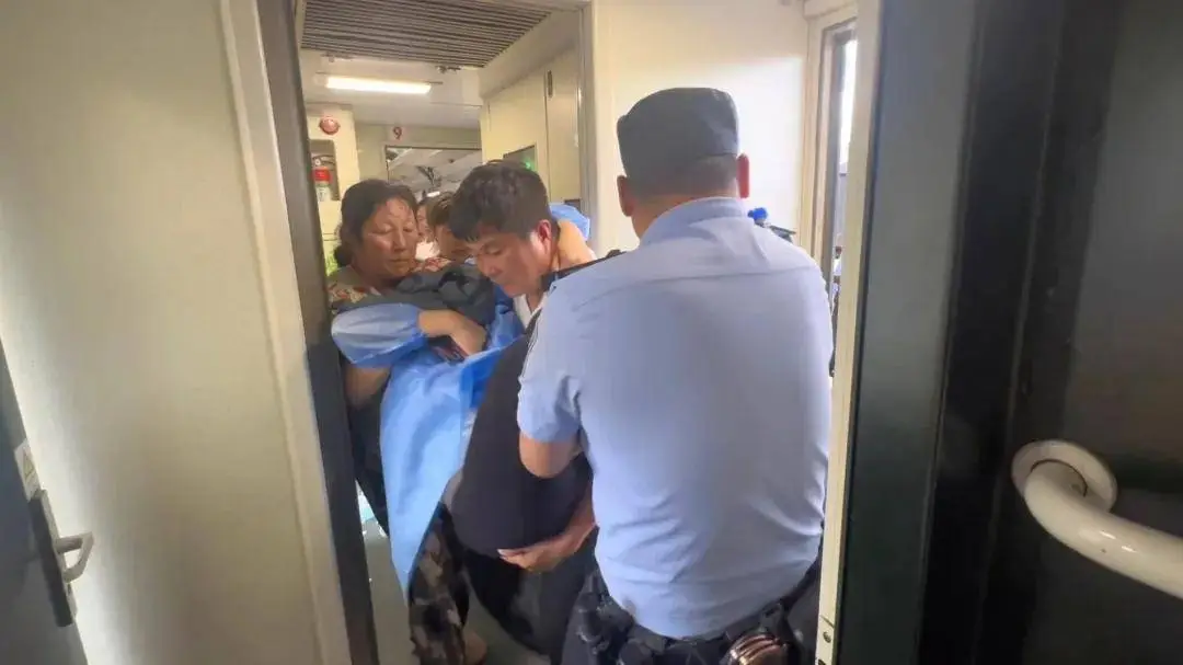 Sau khi sơ cứu, thai phụ được đưa đến ga gần nhất - nơi có đội ngũ y tế chờ sẵn.