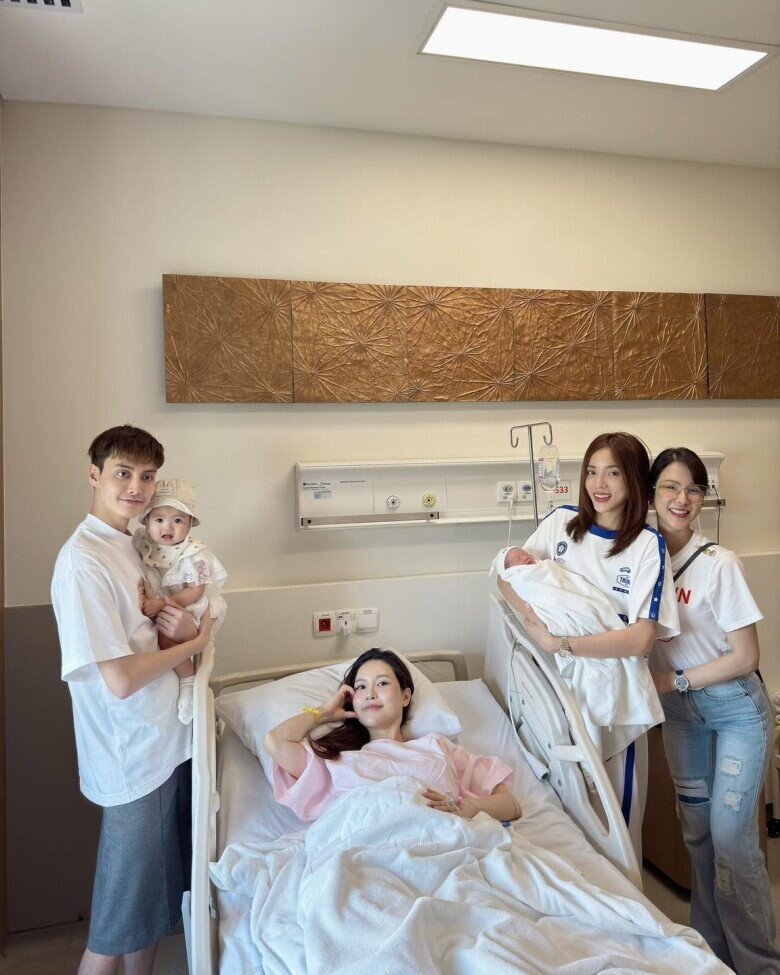 Hoa hậu Kỳ Duyên và Diệp Lâm Anh đến phòng sinh chăm sóc Lucie.