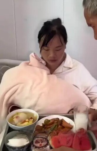 Một bữa cơm được cô chia sẻ gồm có đủ món từ mặn, canh hầm, 1 ly sữa và trái cây tráng miệng.