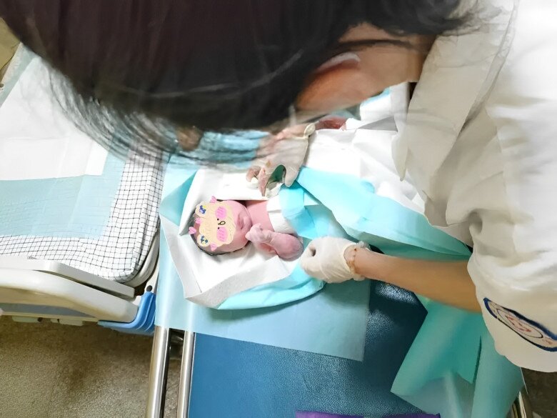 Em bé hồng hào, đáng yêu và khóc rất to.