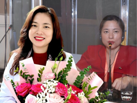 Bác sĩ sản khoa gây sốt với “nghề tay trái” dịch cabin: “Còn nhiều đồng nghiệp giỏi ngoại ngữ và chuyên môn cũng đang cống hiến thầm lặng”