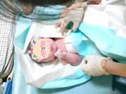 Bà bầu - Chồng run rẩy cầu cứu vì vợ đẻ rớt trên ô tô, em bé sinh ra hồng hào đáng yêu khiến netizen tan chảy