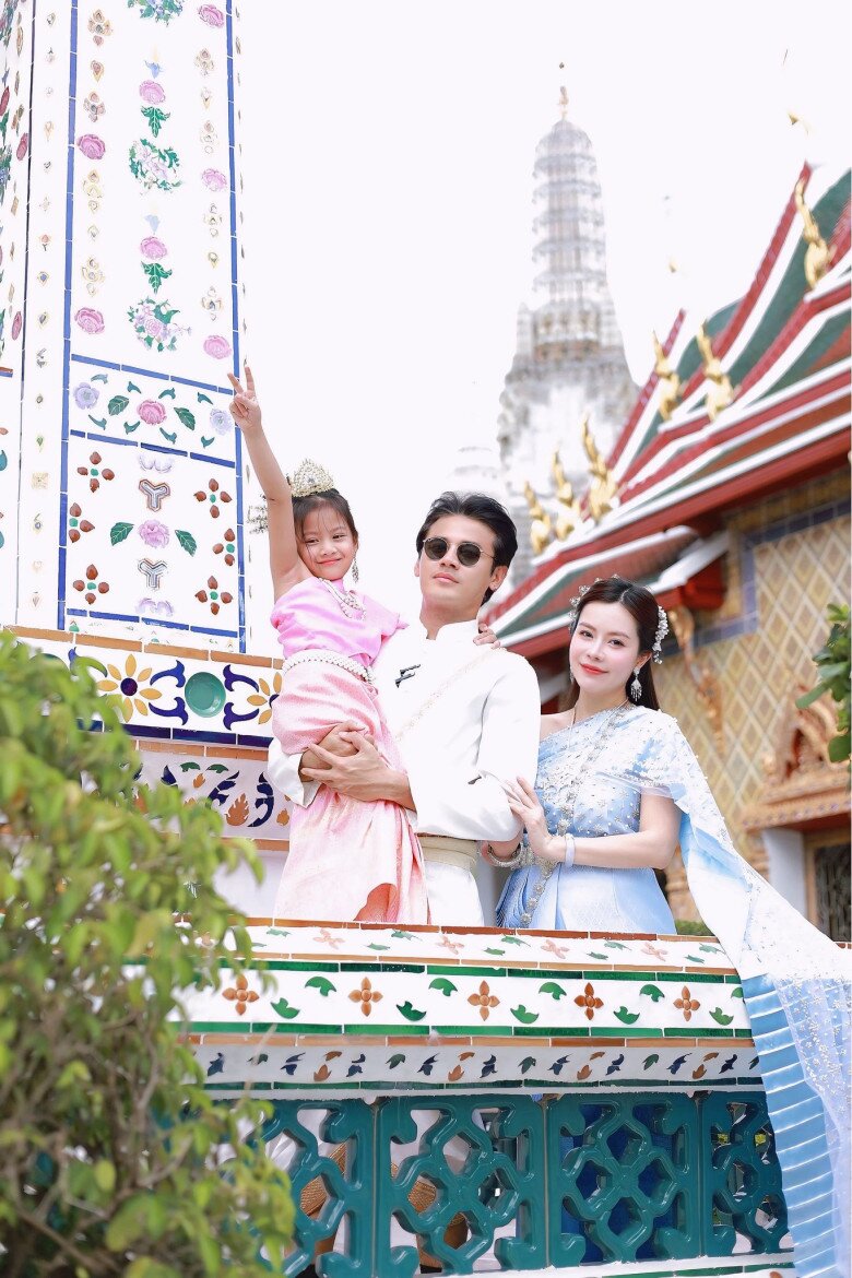 Sao phim Gạo Nếp Gạo Tẻ bế bụng bầu vượt mặt lên thảm đỏ, thừa nhận lạ lẫm khi đi sự kiện sau thời gian ở nhà dưỡng thai - 4