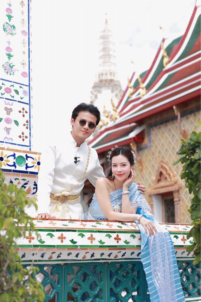 Bà bầu 9X vừa có chuyến du lịch Thái Lan cùng gia đình nhỏ.