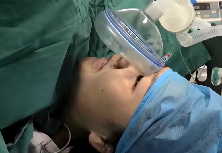 Sản phụ run rẩy nằm chờ đến giờ đẹp để mổ.