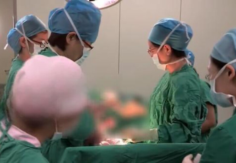 Em bé sinh ra bị dây rốn quấn cổ, toàn thân tím tái vì thiếu oxy.