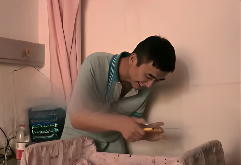 Người cha vui vẻ khoe khắp nơi vì con chào đời vào giờ đẹp.