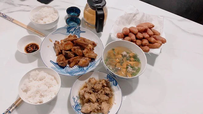 Bữa cơm nhà do cô trổ tài vào bếp.