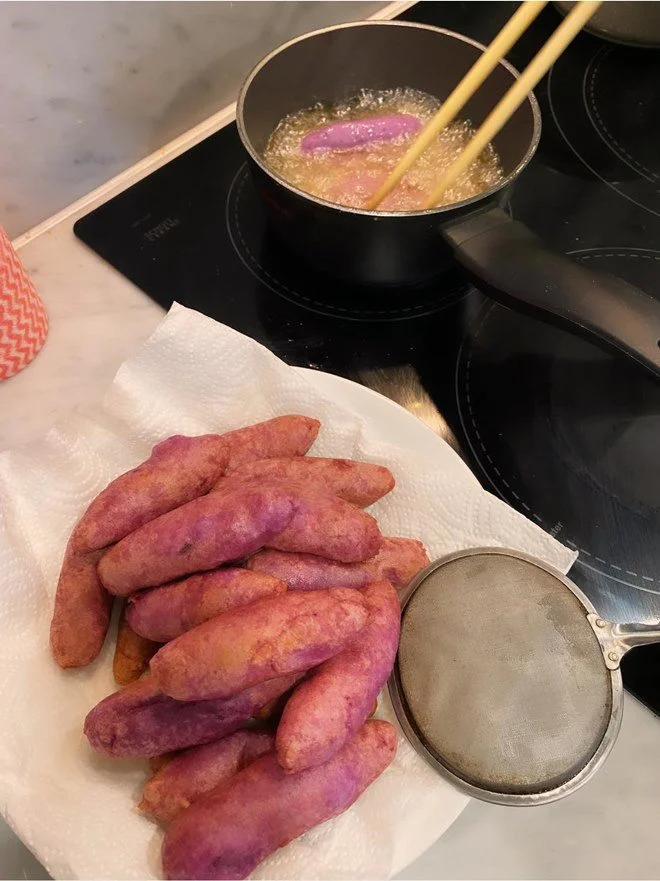 Món bánh khoai dẻo được làm vào buổi tối muộn.